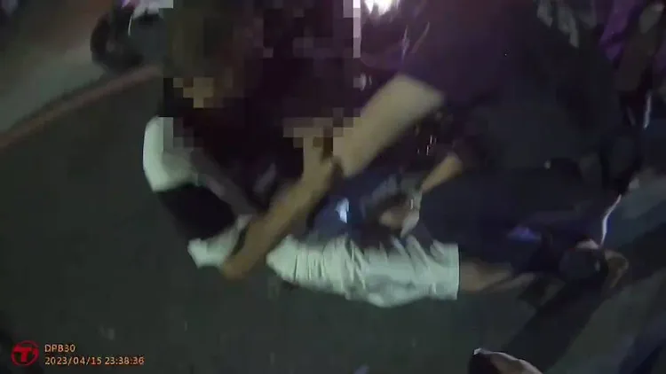 民眾喝茫，大聲喧鬧，被警方壓制。翻攝畫面