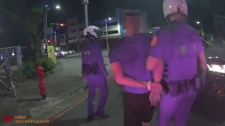 民眾喝茫，踹倒警用機車，遭移送法辦。翻攝畫面