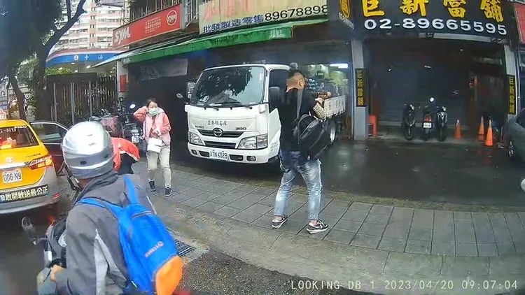 男子朝當鋪鐵門掃射。讀者提供