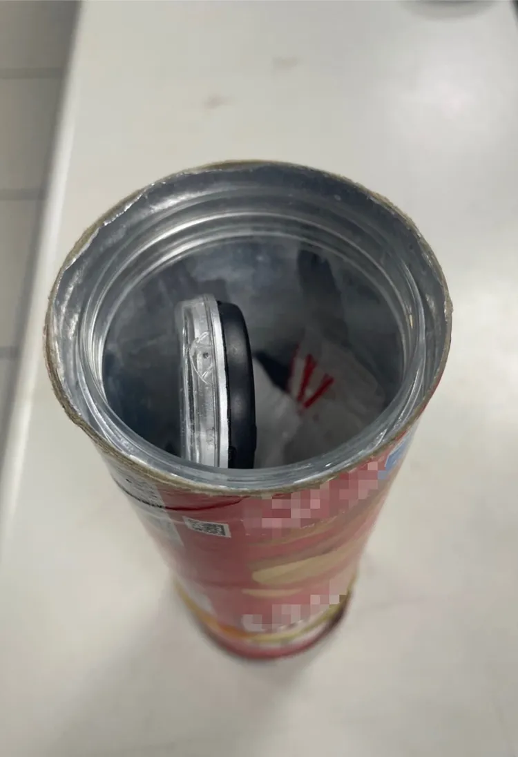 蔡男將洋芋片罐做夾層藏毒。三重警分局提供