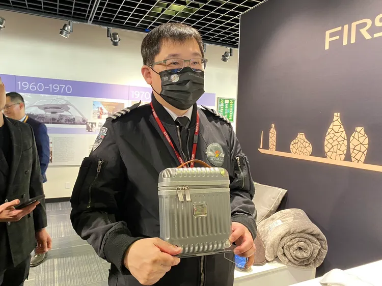 張國煒帶機上包。陳怡文攝