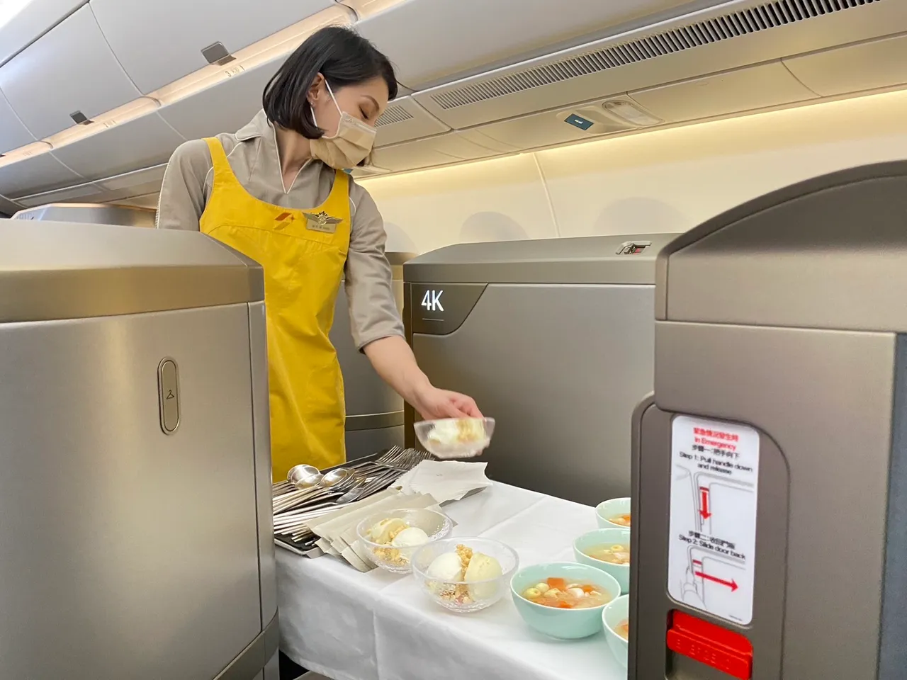 美女空姐送餐。陳怡文攝