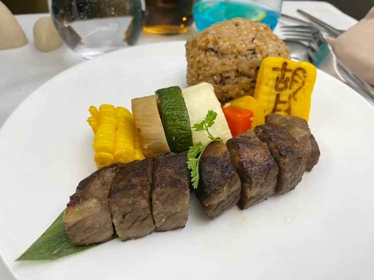 機上餐牛排。陳怡文攝