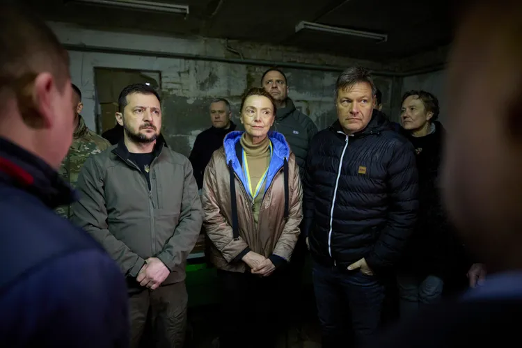 烏克蘭總統澤連斯基（左）帶領外賓觀看超過300名烏克蘭老少被監禁的狹小漆黑地下室。美聯社