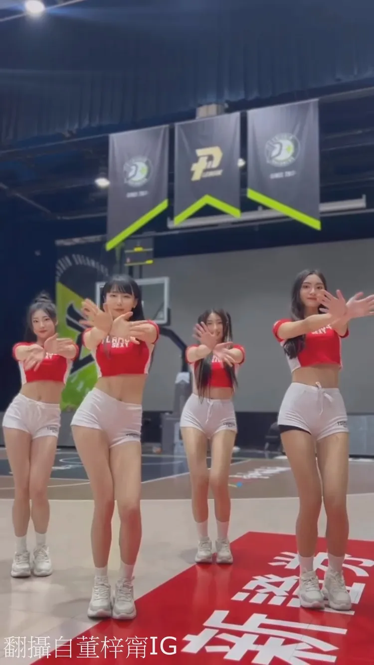 梓梓(左二)領軍性感熱舞「FLOWER」。翻攝自IG t40533