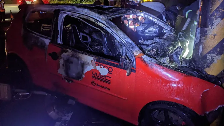整輛車付之一炬。淡水警分局提供