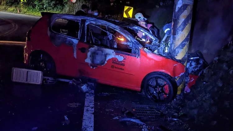 翁男車輛自撞電線桿。淡水警分局提供