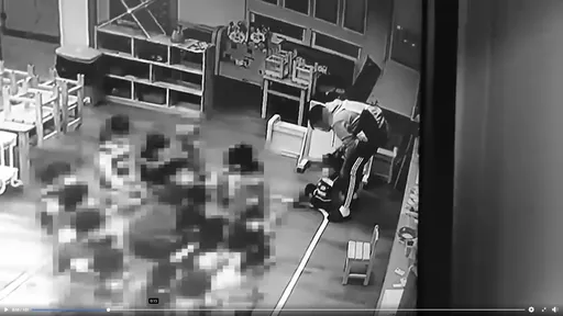 把小孩當「人肉拖把」！幼兒園老師驚爆集體霸凌　尿布課本「夾童頭」羞辱