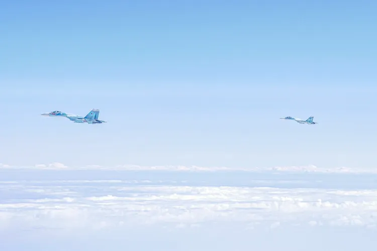 俄軍派出2架蘇愷27戰機護衛伊留申Il-20對地攻擊機。翻攝twitter@ Team_Luftwaffe