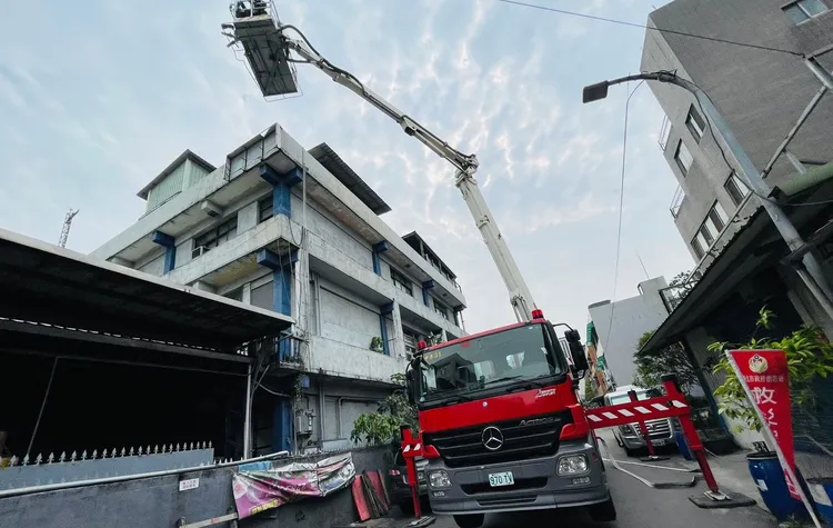 警消在工廠外升起雲梯車進行搶救演練。新北市消防局提供