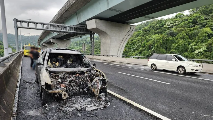 整輛車燒成廢鐵。新北市消防局提供