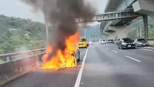 國1五楊高架火燒車 休旅車瞬間陷火海!駕駛急停靠路肩逃生