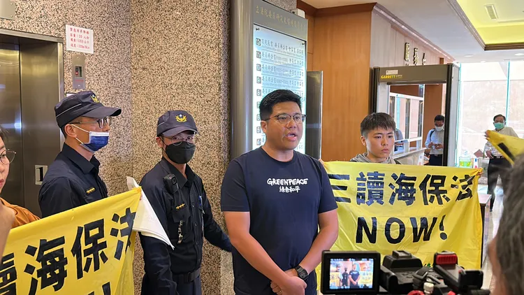 綠色和平海洋專案主任鍾孟勳於立法院中興大樓一樓電梯前發表訴求。潘袁詩羽攝