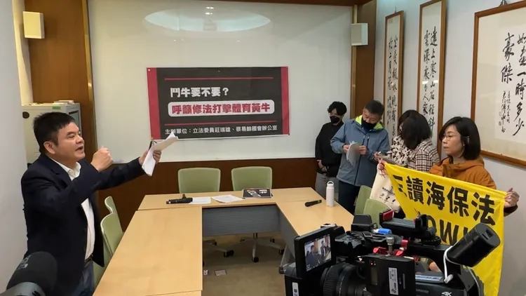 莊瑞雄於記者會後持續與綠色和平女子對話。潘袁詩羽攝