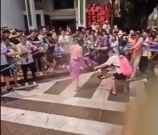 全向女生私密處射還扯衣服 雲南潑水節變公然猥褻活動