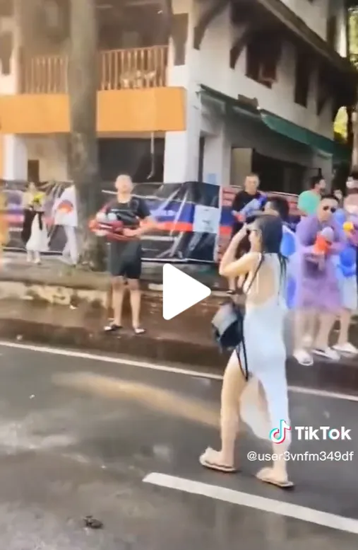 年輕女性出現必定被特別招待。抖音