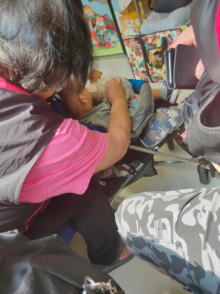 幼童在捷運飲食被網友拍下PO網。翻攝自爆廢公社