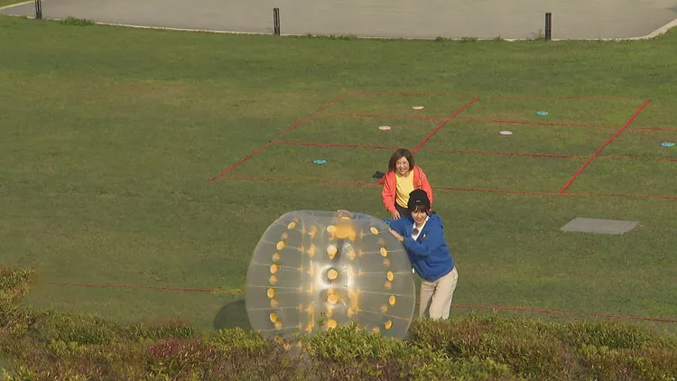 峮峮（前）膽大包天，戲弄于美人。中視提供