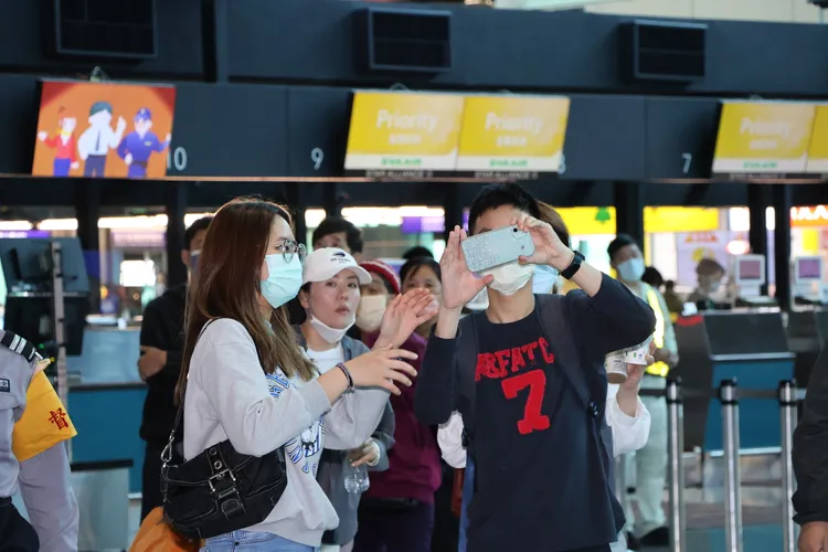 一家人機場合照。鄭孟晃攝