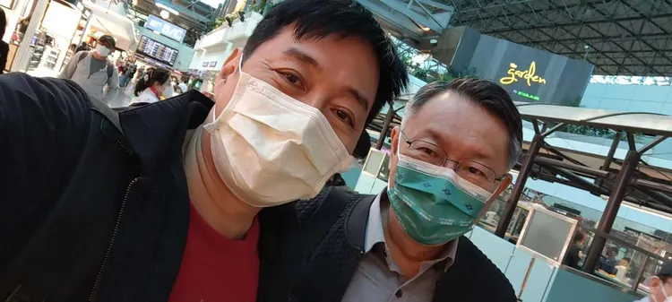 李志希（左）入關後跟柯P合照。紀佩伶提供