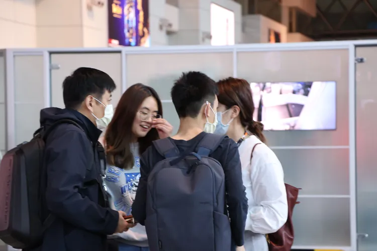 李志希（左起）準備飛往北京。鄭孟晃攝 