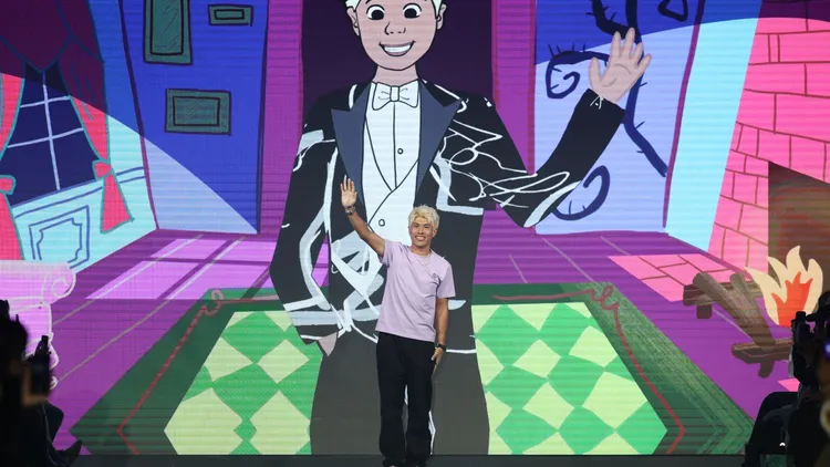 華納兄弟娛樂公司今年慶祝成立100周年，與華裔設計師品牌Daniel Wong合作聯名系列，日前於於台北時裝周AW23發表。Daniel Wong為大秀謝幕。品牌提供