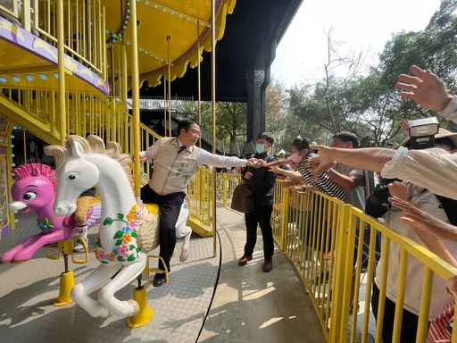 儿童节化身孩子王　黄伟哲玩碰碰车与亲子「童」乐 