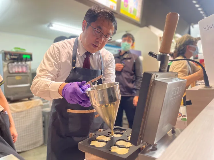 黃偉哲親手製作動物造型雞蛋糕，並分送給現場的遊客。頑皮世界提供