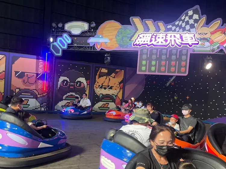 黃偉哲當孩子王，與小朋友一同體驗碰碰車，在競速場域內享受速度感！頑皮世界提供