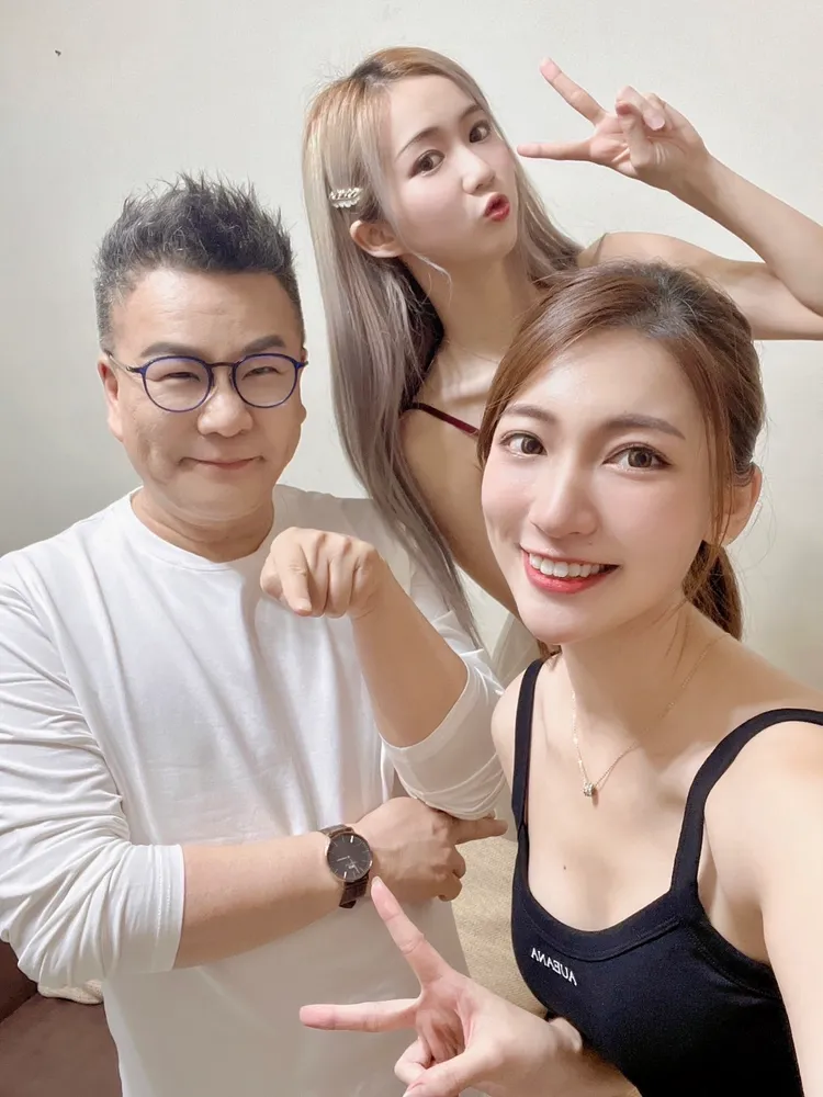 沈玉琳（左）和秀秀子（後）、林彤25日一起錄製《威廉沈歡樂送》。翻攝林彤臉書