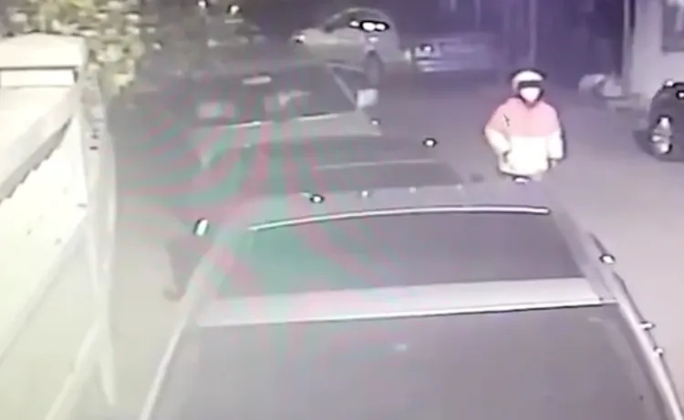 槍手身穿熊貓外送制服，試圖擾亂偵查方向。資料照片