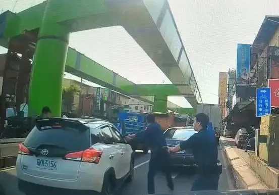 警員奮勇緝捕。大園警分局提供