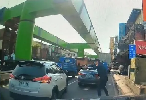 男開贓車拒捕還衝撞　影片曝光！警員開2槍破窗制伏