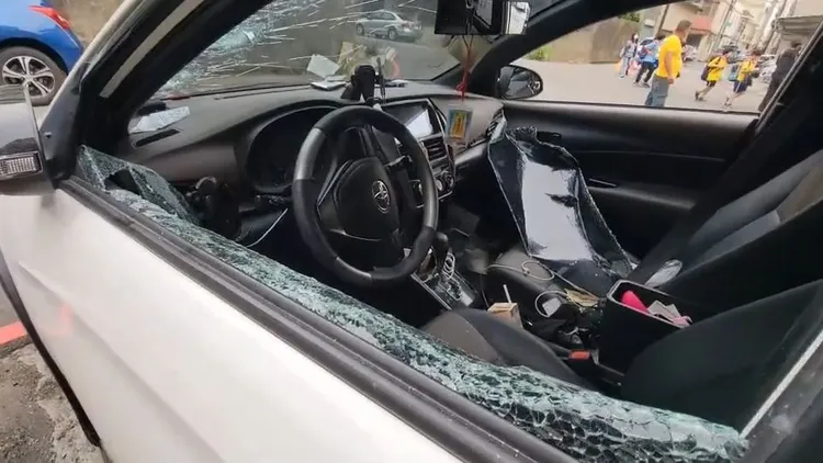 車窗被擊破，碎玻璃掉落車內。大園警分局提供