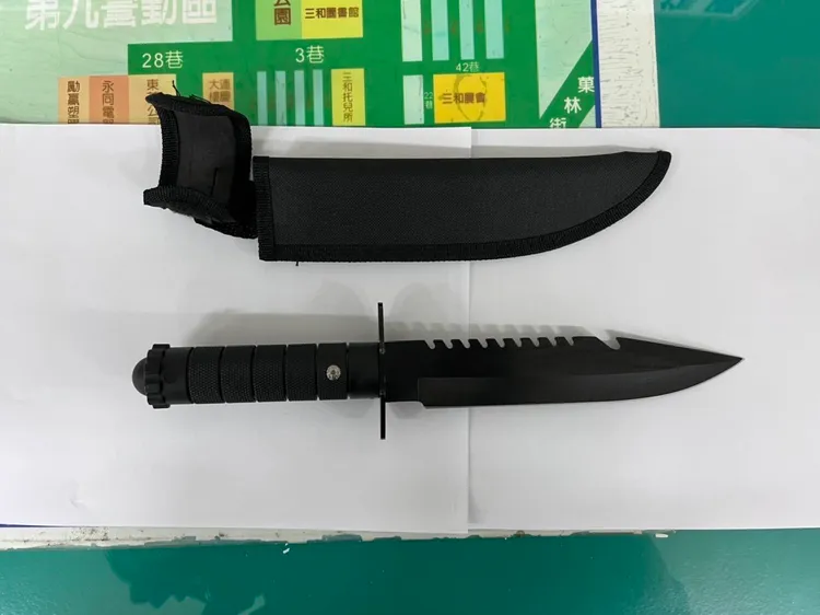 警方查扣開山刀。大園警分局提供