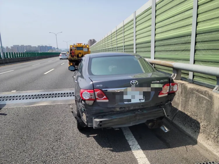 警方迅速排除事故現場，未造成擁塞。民眾提供