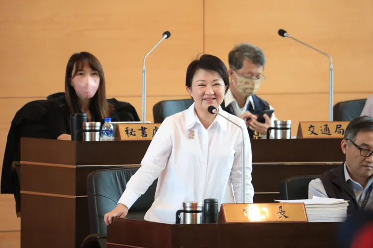 面對民進黨市議員何文海詢問是否會當行政院長，盧秀燕笑而不答。市府提供