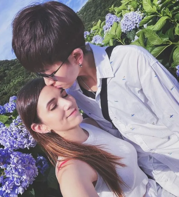 鄭靚歆吻女友額頭。翻攝鄭靚歆IG