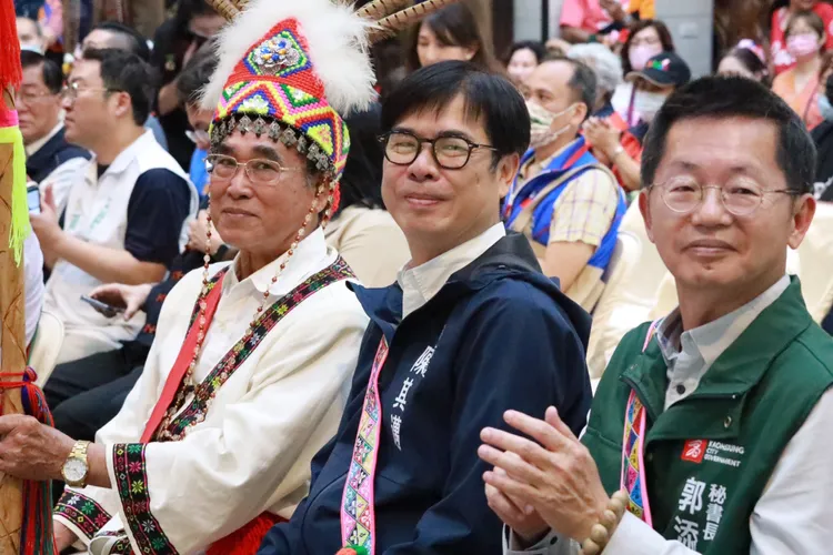 高雄市原住民總頭目葉大新為開館祈福，陳其邁市長將主位讓給葉大新。原民會提供