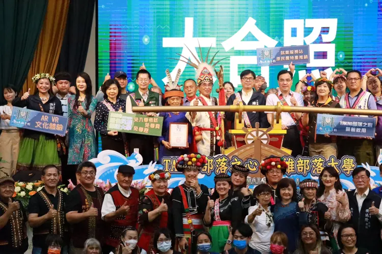 陳市長也為教師頒發111學年度第二學期聘書。原民會提供