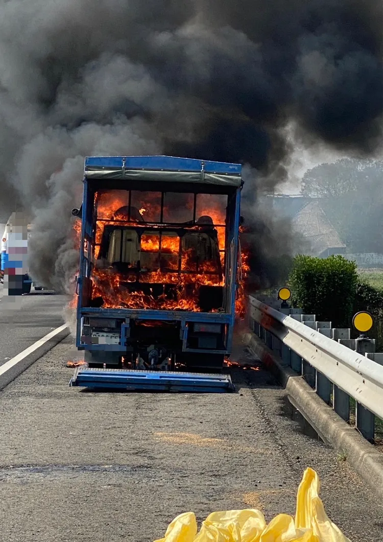 國道後壁路段今早發生火燒車，小貨車付之一炬。翻攝畫面