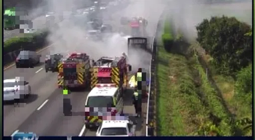 國一台南後壁段火燒車!濃煙密布 車流一度回堵5公里