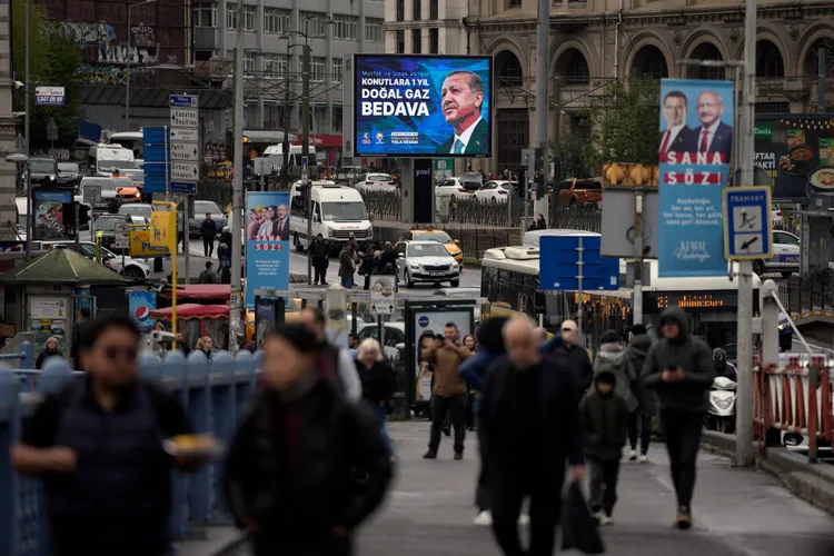 土耳其下月大選，街頭可見選舉海報與標語。美聯社