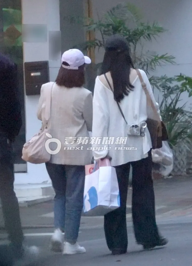 邵雨薇（右）小露香肩，肩背一台相機，散發出文青特質。特勤中心攝