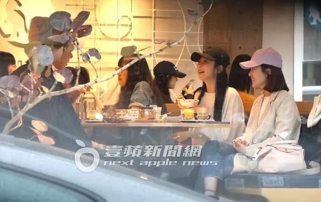 吃完蛋糕無法止飢，邵雨薇（左）繼續邊講古邊吃麥片。特勤中心攝