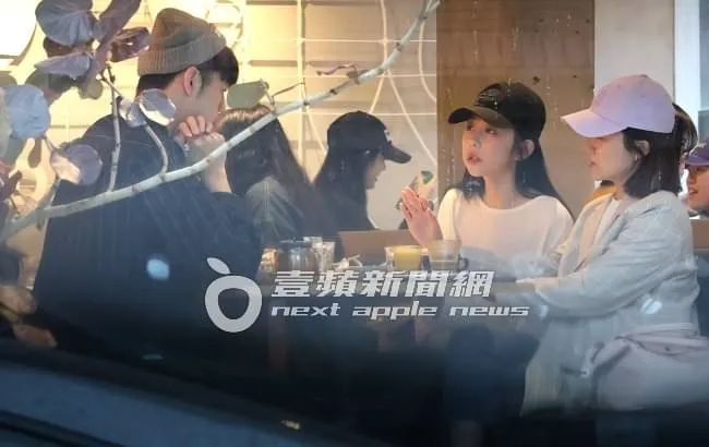 小蝦（左）和楊小黎安靜聽邵雨薇講經。特勤中心攝