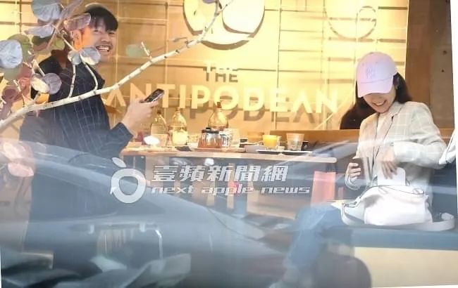 小蝦（左）對記者露出迷之微笑。特勤中心攝