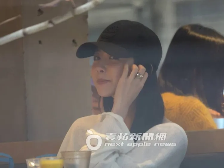 邵雨薇手上那一大顆戒指非常顯目。特勤中心攝