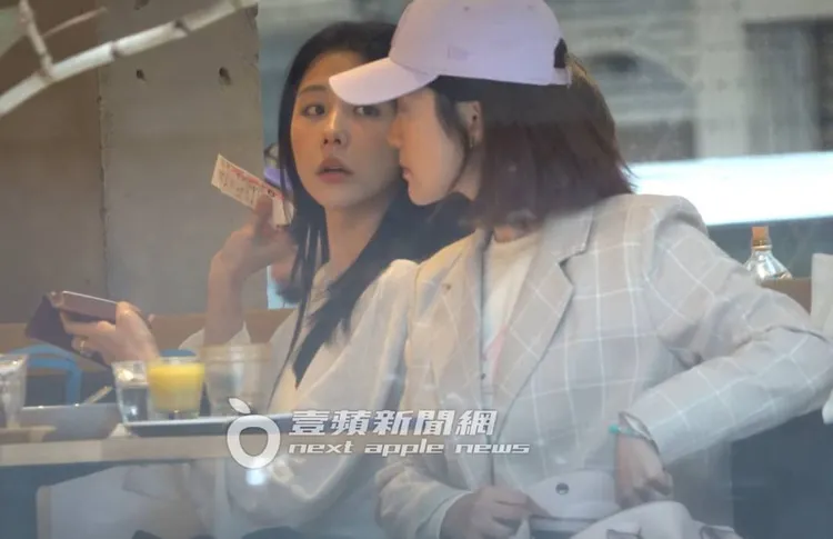 餐點好吃到邵雨薇（左）再買一份外帶回家給吳慷仁享用。特勤中心攝