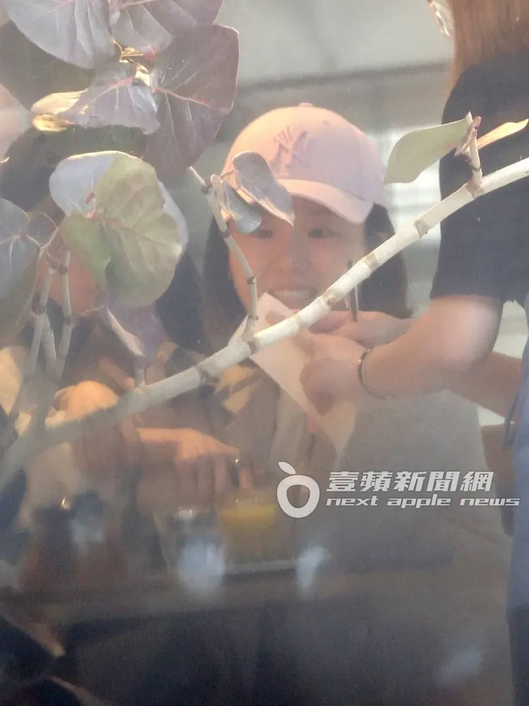 搶著結帳的楊小黎，和店員確認單據。特勤中心攝